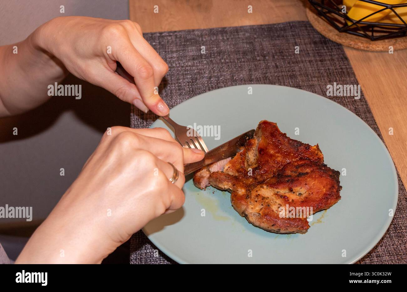 Femme coupée de morceaux de steak sur une plaque en céramique Banque D'Images