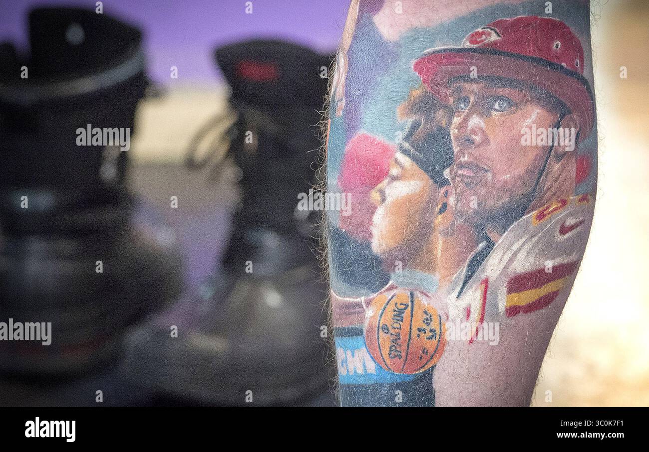 28 novembre 2018 - Kansas City, KS, États-Unis - se préparant pour un autre tatouage, Rob Rob Gaskins, 34 ans, de Belton, arbore de nombreux tatouages, dont un portrait de Travis Kelce des Chiefs de Kansas City, encré par le tatoueur Jeremy Taylor de Skin Quest Tattoos à Kansas City. Taylor a constaté une augmentation de la demande de tatouages sur le thème des Chiefs depuis l'arrivée du quarterback Patrick Mahomes. (Crédit image : © Tammy Ljungblad/Kansas City Star/TNS via ZUMA Wire) Banque D'Images