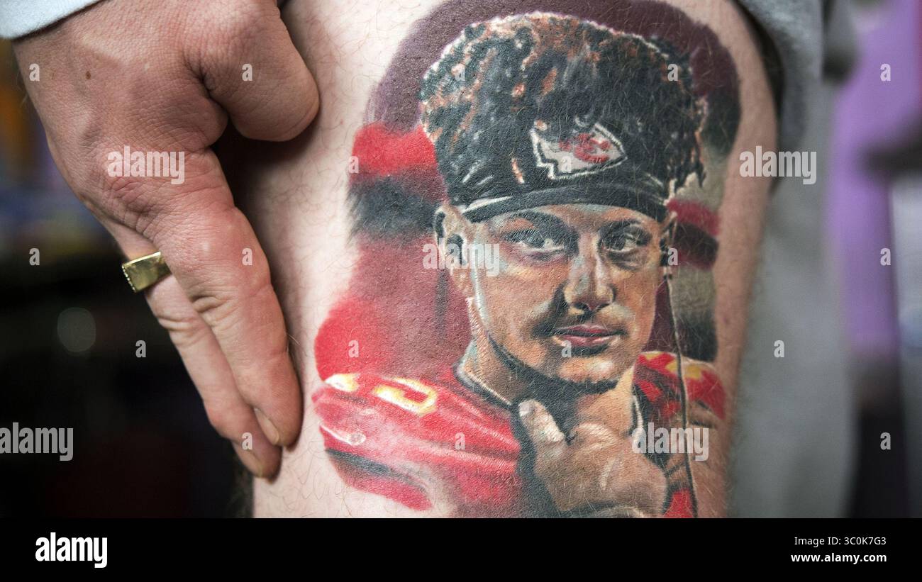 28 novembre 2018 - Kansas City, KS, USA - Rob Gaskins, 34 ans, montre un tatouage du quarterback des Chiefs Patrick Mahomes créé par le tatoueur local Jeremy Taylor de Skin Quest Tattoos à Kansas City. Taylor a également encré des portraits tatoués de Travis Kelce, Kevin durant et Jean-Claude Van Damme sur la jambe de Gaskins. Taylor a constaté une augmentation de la demande de tatouages sur le thème des Chiefs depuis l'arrivée du quarterback Patrick Mahomes. (Crédit image : © Tammy Ljungblad/Kansas City Star/TNS via ZUMA Wire) Banque D'Images