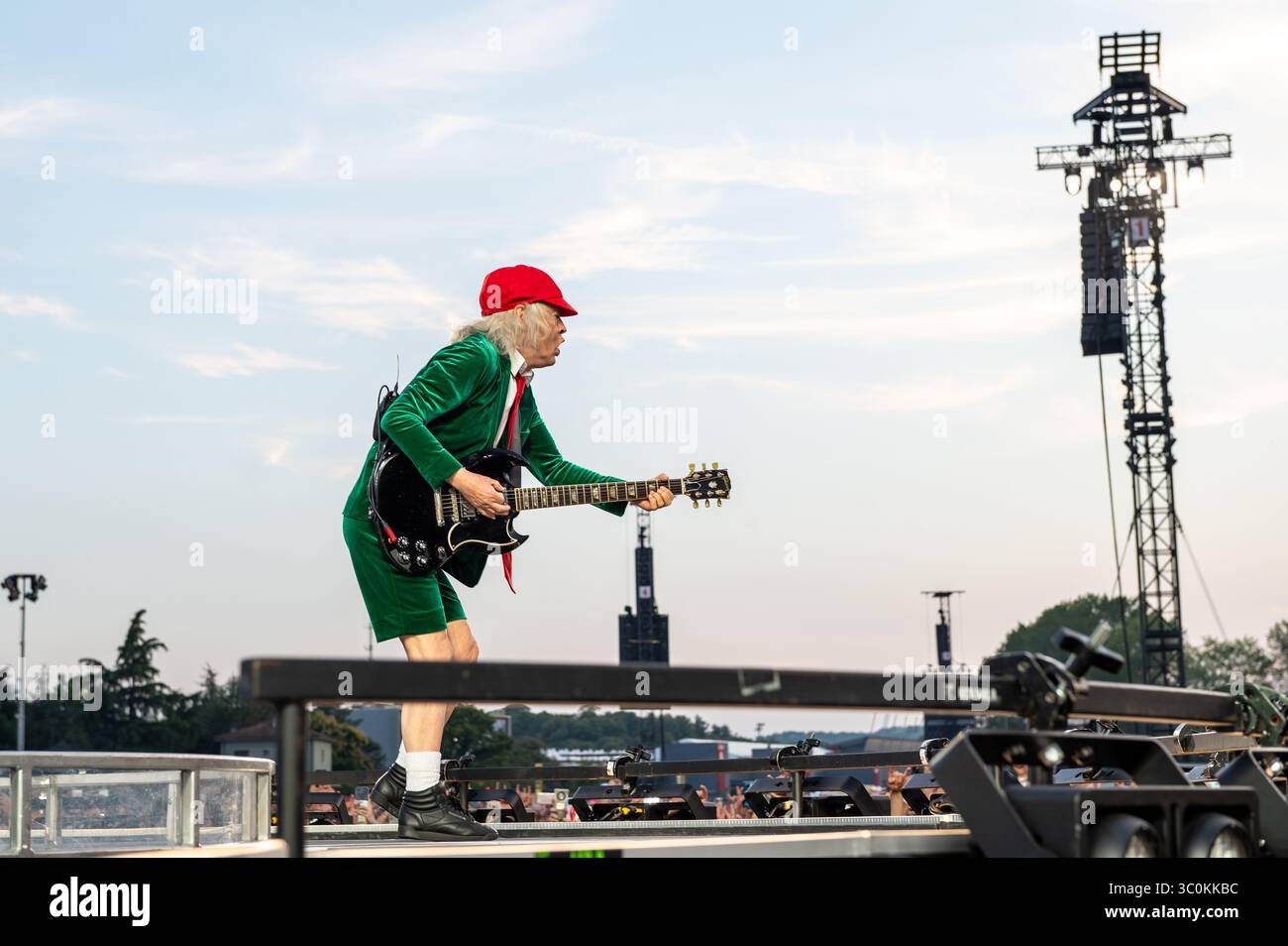 20 juillet 2025 : Angus Young se produit avec AC/DC à l'Autodromo Enzo e Dino Ferrari à Imola, en Italie Banque D'Images