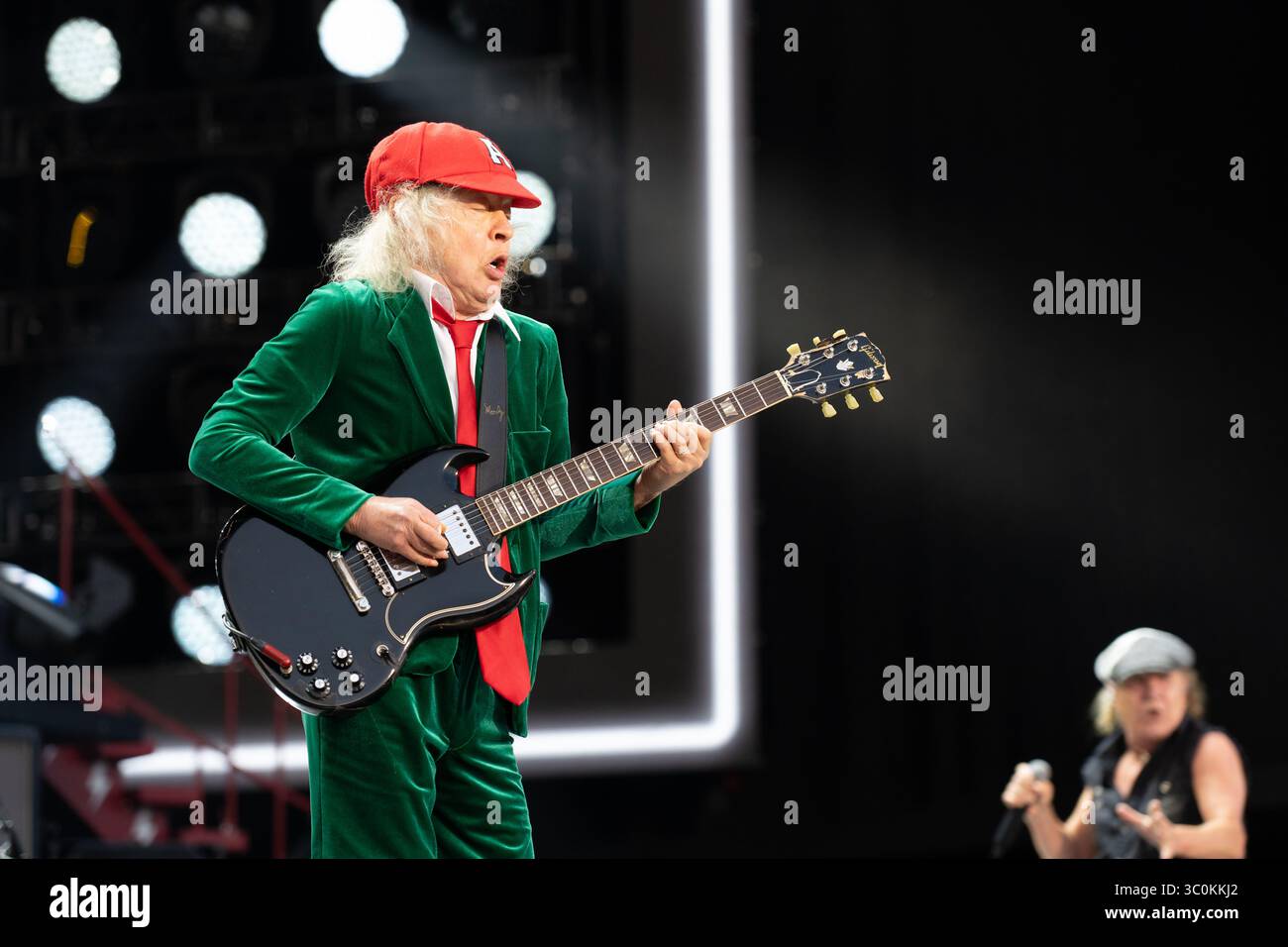 20 juillet 2025 : Angus Young se produit avec AC/DC à l'Autodromo Enzo e Dino Ferrari à Imola, en Italie Banque D'Images