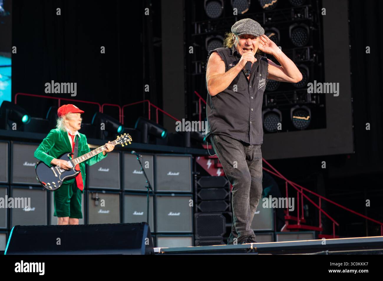 20 juillet 2025 : Angus Young et Brian Johnson jouent avec AC/DC à l'Autodromo Enzo e Dino Ferrari à Imola, en Italie Banque D'Images