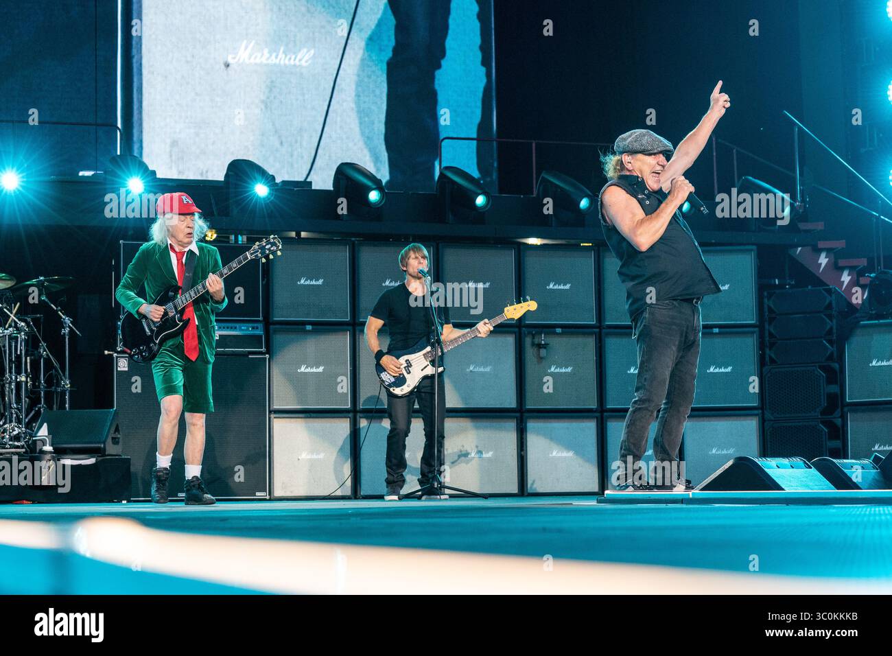 20 juillet 2025 : Angus Young, Brian Johnson et Chris Chaney jouent avec AC/DC à l'Autodromo Enzo e Dino Ferrari à Imola, en Italie Banque D'Images