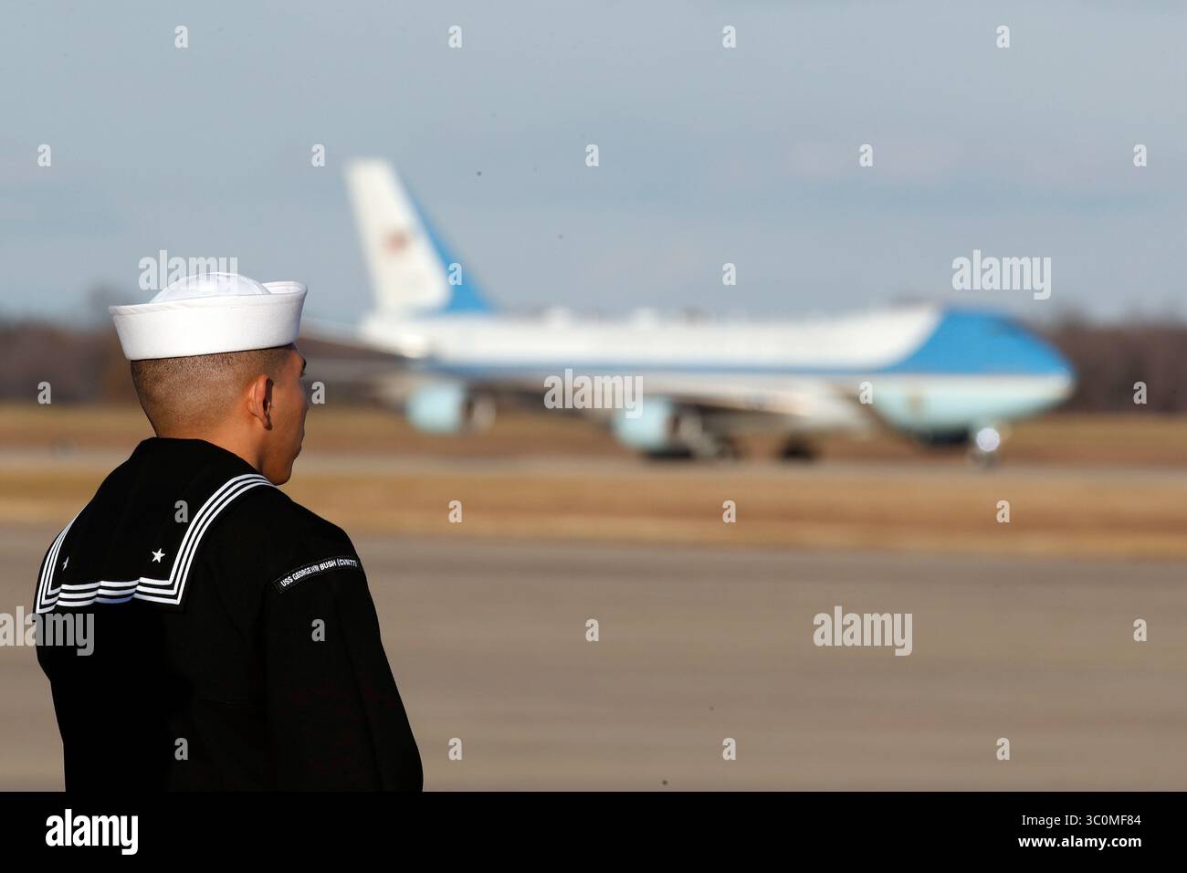 3 décembre 2018 - Washington, District of Columbia, États-Unis - Un marin de l'USS George HW Bush regarde l'avion transportant le cercueil de l'ancien président George H.W. Bush arriver à Andrews Air Force base. (Crédit image : © Alex Brandon/Pool via ZUMA Wire) Banque D'Images