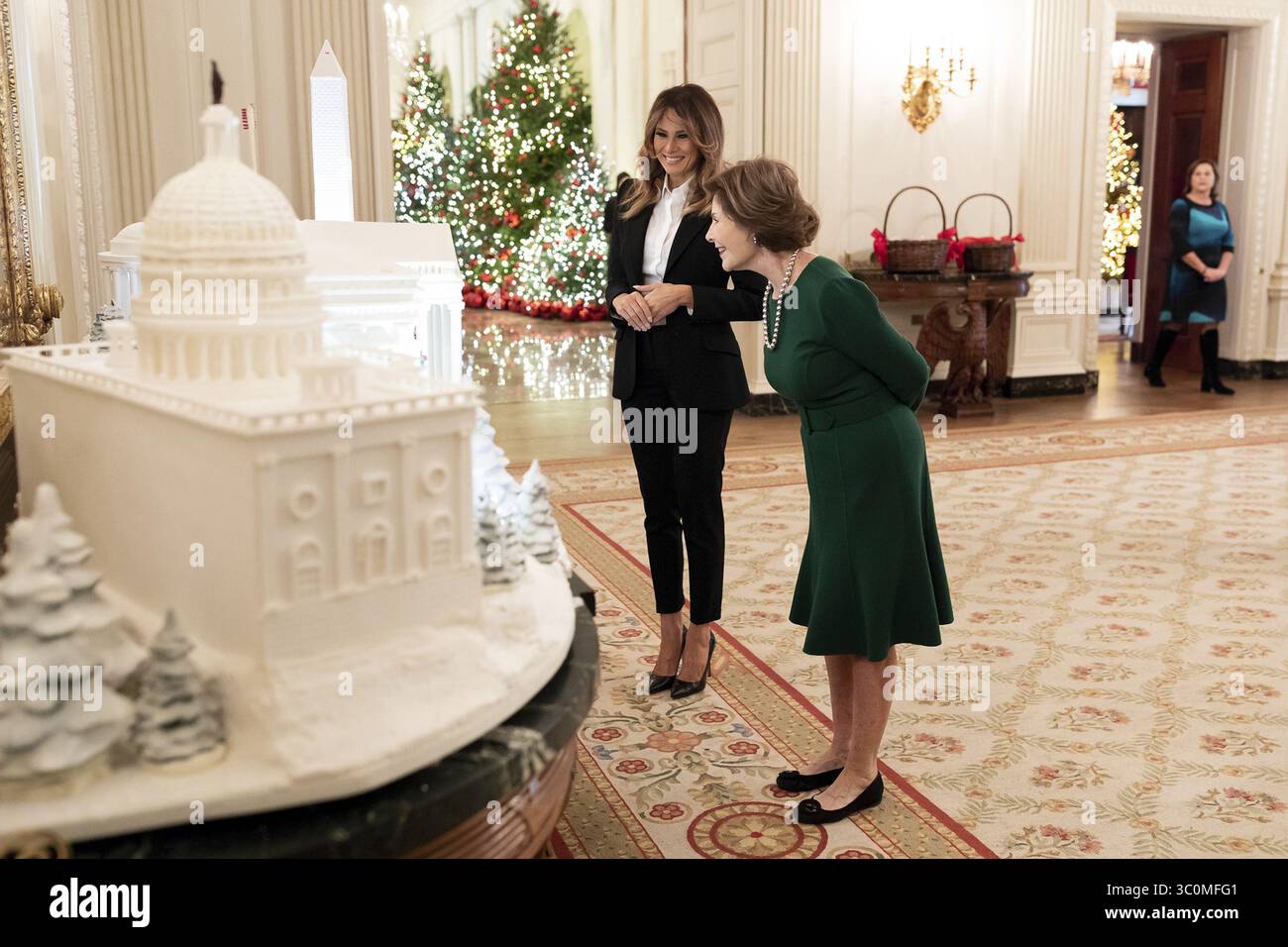 4 décembre 2018 - Washington, DC, États-Unis d'Amérique - la première dame américaine Melania Trump montre l'ancienne première dame Laura Bush, à droite, les décorations de Noël dans la salle à manger d'État de la Maison Blanche 4 décembre 2018 à Washington, DC Bush séjourne à Blair House pour assister au service commémoratif pour son père le regretté président George H.W. Bush. (Crédit image : © Andrea Hanks via ZUMA Wire) Banque D'Images