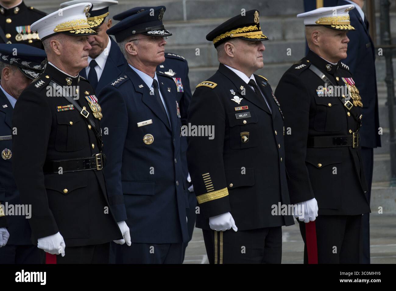 5 décembre 2018 - Washington, DC, États-Unis d'Amérique - des membres des chefs de service interarmées des États-Unis se tiennent à l'attention devant la cathédrale nationale de Washington après les funérailles d'État de l'ancien président George H.W. Bush le 5 décembre 2018 à Washington, DC. Bush, le 41e président, est décédé dans sa maison de Houston à l'âge de 94 ans. De gauche à droite se tiennent : le président des chefs interarmées Gen. Joseph Dunford, le vice-président Paul J. Selva, le chef général de l'armée Mark A. Milley et le chef général du corps des Marines Robert B. Neller. (Crédit image : © Lane Hiser via ZUMA Wire) Banque D'Images