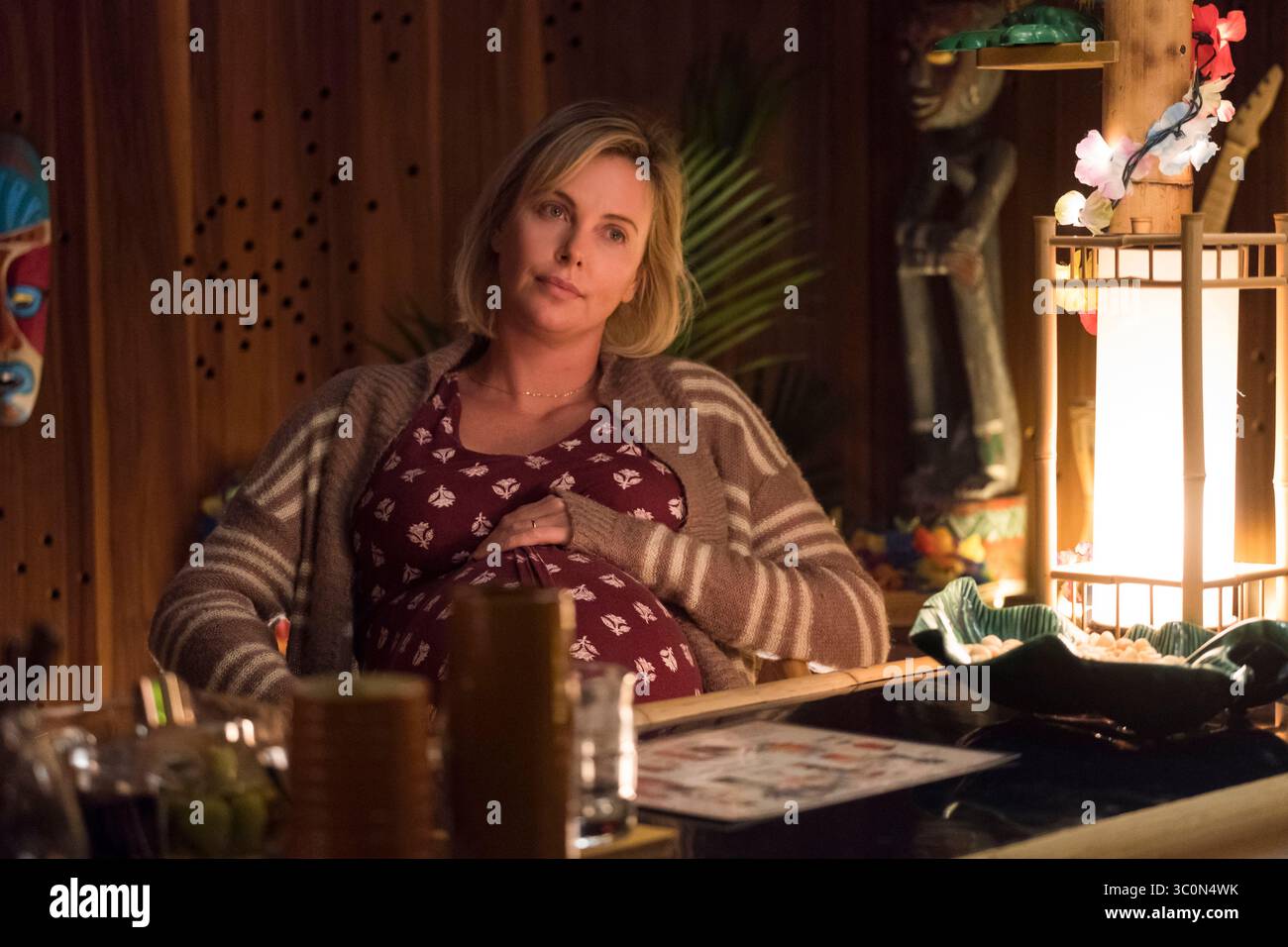 GOLDEN GLOBES 2019 : NOMINÉE : MEILLEURE ACTRICE DANS UN FILM, UNE COMÉDIE MUSICALE OU UNE COMÉDIE. Photo : DATE DE SORTIE : 20 avril 2018 TITRE : Tully STUDIO : Focus Features DIRECTOR : Jason Reitman INTRIGUE : Marlo, une mère de trois enfants dont un nouveau-né, qui est offert une nounou de nuit par son frère. Hésitant à l'extravagance au début, Marlo en vient à former un lien unique avec la jeune nounou réfléchie, surprenante et parfois stimulante nommée Tully. EN VEDETTE : CHARLIZE THERON dans le rôle de Marlo. (Crédit image : © Focus Features/Entertainment Pictures/ZUMAPRESS.com) Banque D'Images