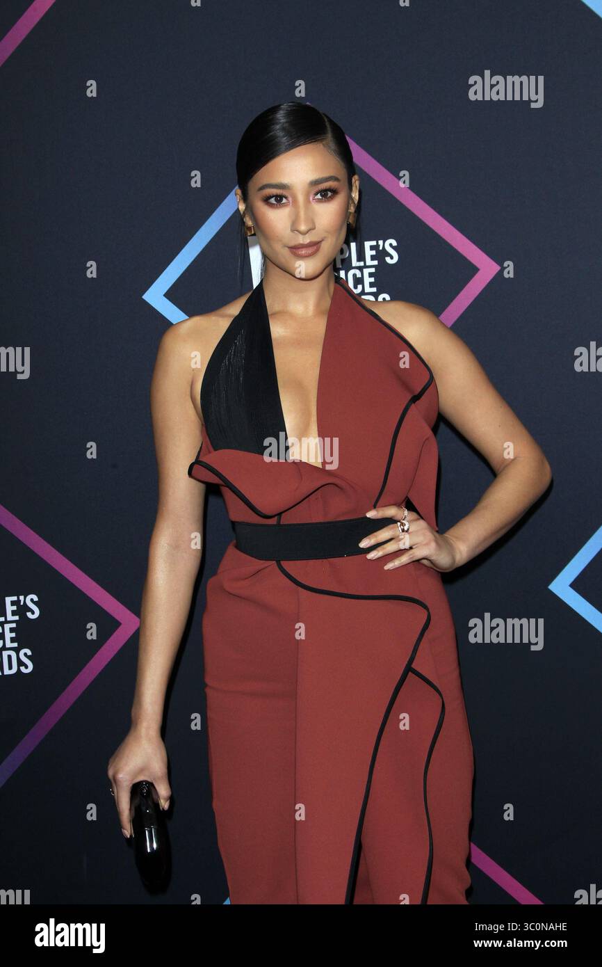 11 novembre 2018 - Santa Monica, CA, USA - LOS ANGELES - 11 nov : Shay Mitchell aux People's Choice Awards 2018 au Barker Hanger le 11 novembre 2018 à Santa Monica, CA (crédit image : © Kathy Hutchins via ZUMA Wire) Banque D'Images