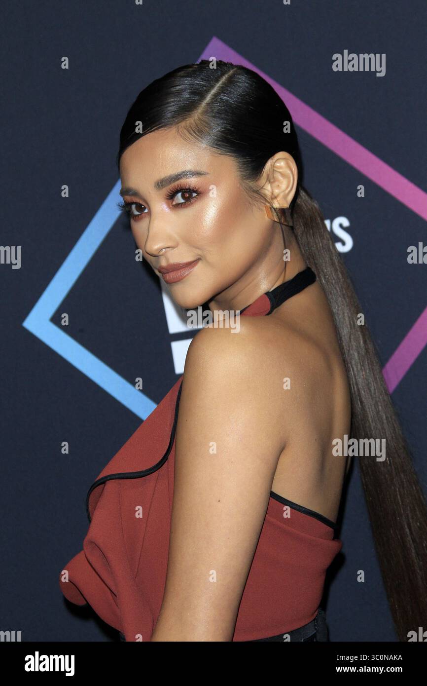 11 novembre 2018 - Santa Monica, CA, USA - LOS ANGELES - 11 nov : Shay Mitchell aux People's Choice Awards 2018 au Barker Hanger le 11 novembre 2018 à Santa Monica, CA (crédit image : © Kathy Hutchins via ZUMA Wire) Banque D'Images