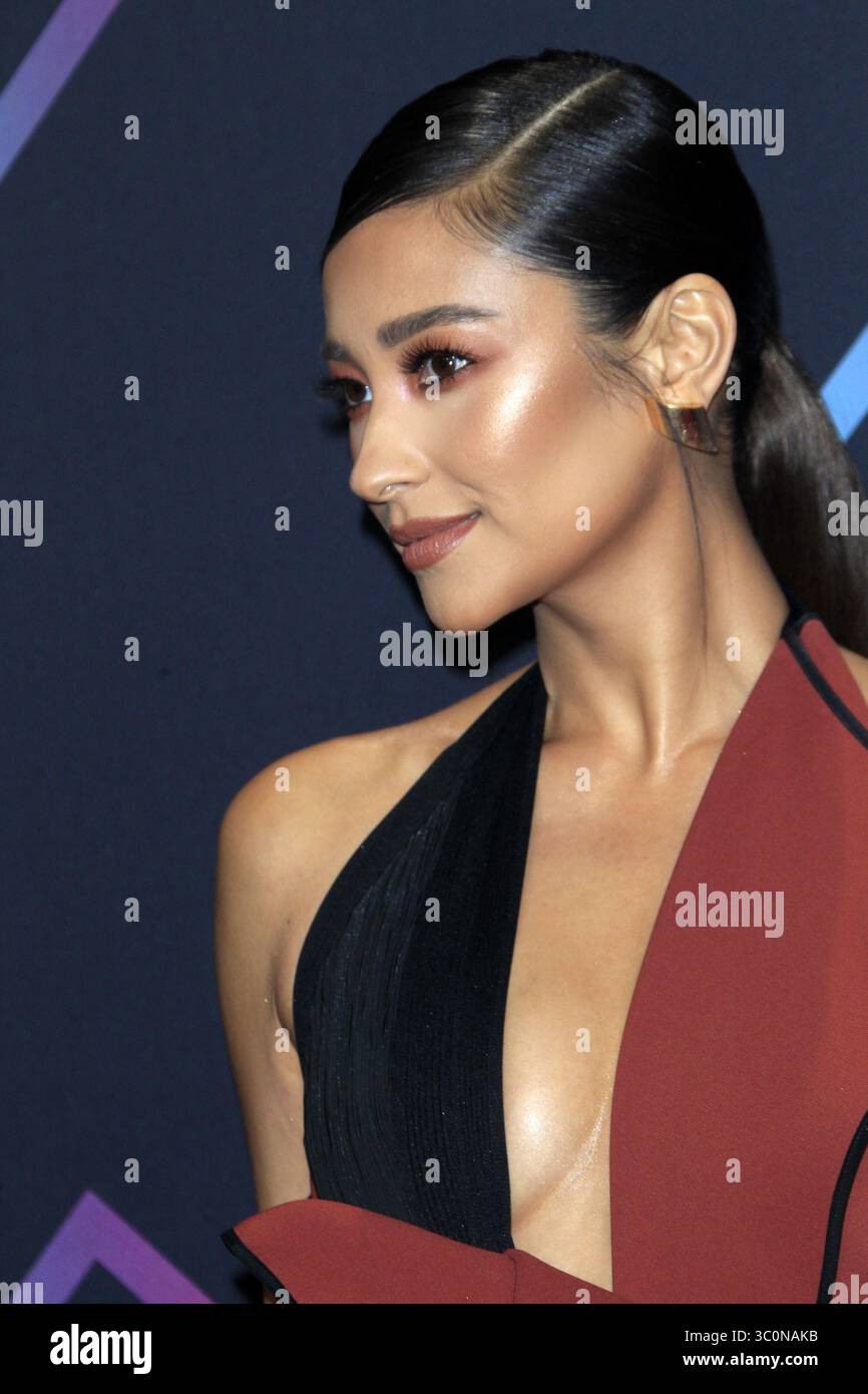 11 novembre 2018 - Santa Monica, CA, USA - LOS ANGELES - 11 nov : Shay Mitchell aux People's Choice Awards 2018 au Barker Hanger le 11 novembre 2018 à Santa Monica, CA (crédit image : © Kathy Hutchins via ZUMA Wire) Banque D'Images