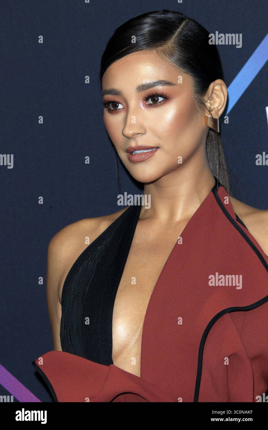 11 novembre 2018 - Santa Monica, CA, USA - LOS ANGELES - 11 nov : Shay Mitchell aux People's Choice Awards 2018 au Barker Hanger le 11 novembre 2018 à Santa Monica, CA (crédit image : © Kathy Hutchins via ZUMA Wire) Banque D'Images