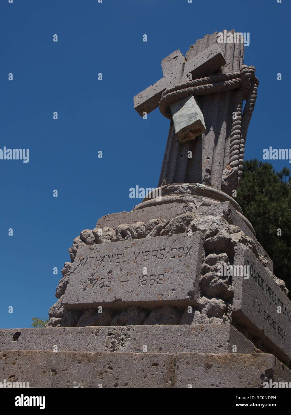 13 novembre 2014 - Valparaiso, Valparaiso, Chili - sculpture en granit d'une croix attachée à une colonne tronquée sur une tombe au cimetière des dissidents de Valparaiso (crédit image : © Carlos Garcia Granthon/ZUMA Wire) Banque D'Images