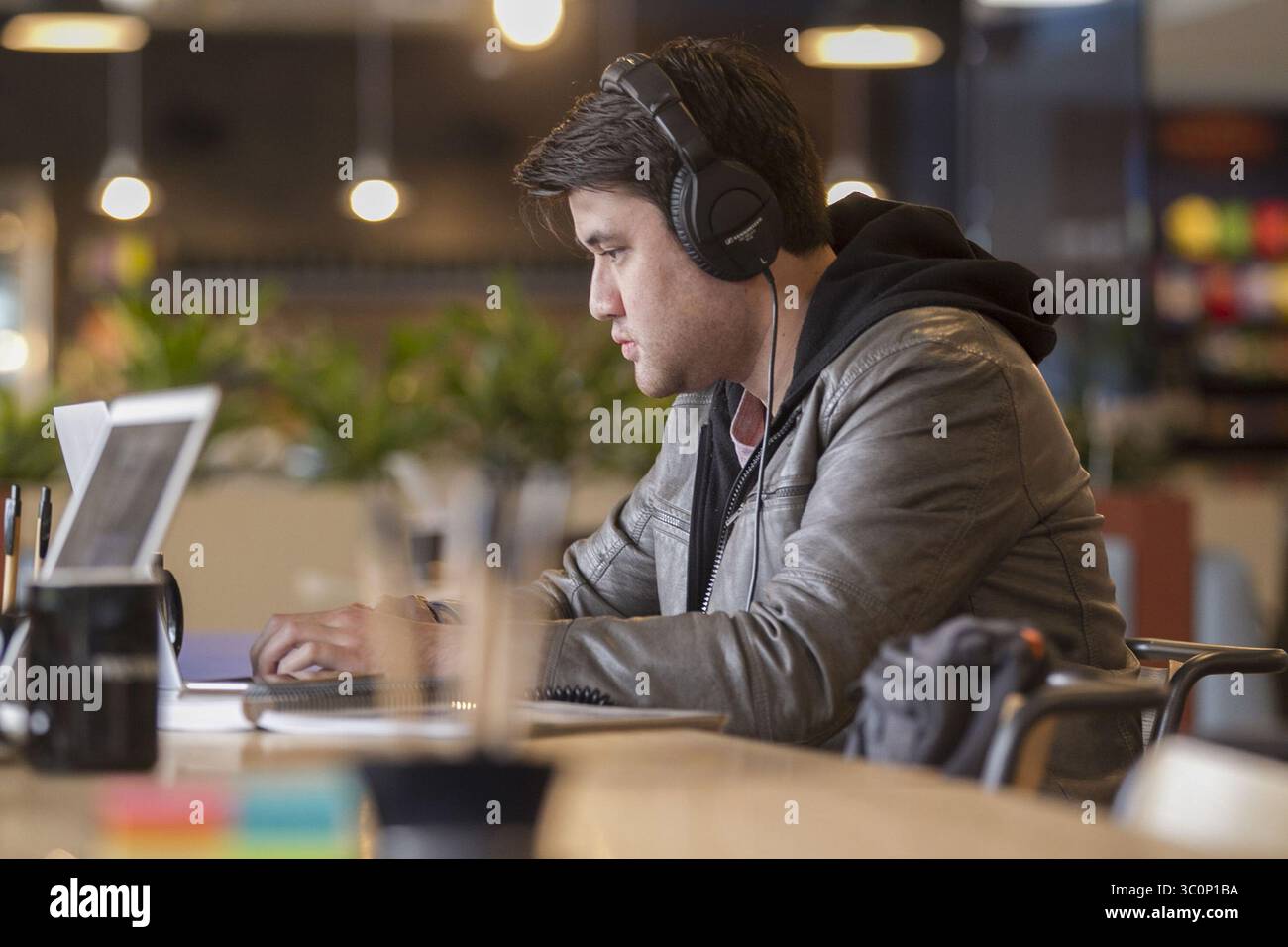 7 octobre 2016 - San Diego, CA, USA - Robbie Shaw, qui a un site web appelé GreatViolinCases.com, travaille dans l'un des espaces communs de WeWork en décembre 2016. (Crédit image : © John Gibbins/San Diego Union-Tribune/TNS via ZUMA Wire) Banque D'Images