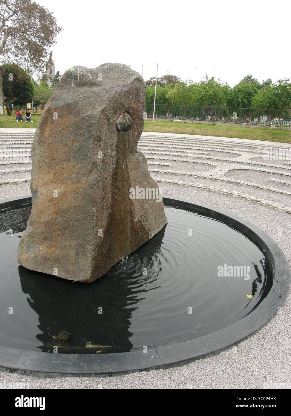 1 novembre 2011 - Lima, Lima, Pérou - ''L'œil qui pleut'' (El ojo que llora), par Lika Mutal, est un mémorial aux victimes de la violence terroriste et de la répression étatique pendant le conflit armé interne au Pérou entre 1980 et 2000. Il est entouré d'un labyrinthe circulaire de petites pierres dans lequel sont gravés les noms des victimes ainsi que leur date respective de décès ou de disparition. (Crédit image : © Carlos Garcia Granthon/ZUMA Wire) Banque D'Images