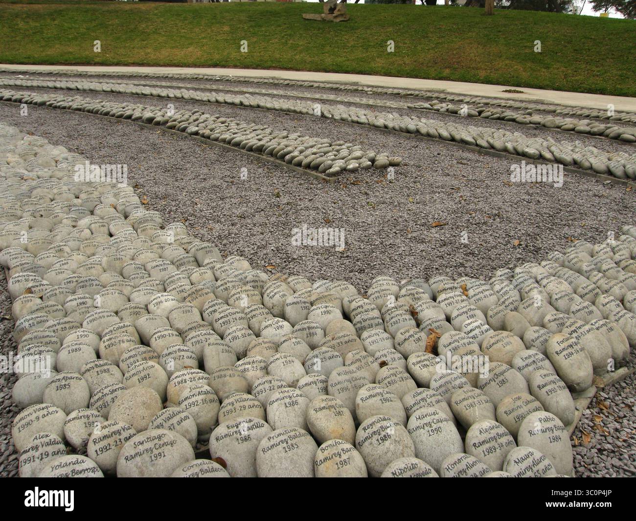 1 novembre 2011 - Lima, Lima, Pérou - ''L'œil qui pleut'' (El ojo que llora), par Lika Mutal, est un mémorial aux victimes de la violence terroriste et de la répression étatique pendant le conflit armé interne au Pérou entre 1980 et 2000. Il est entouré d'un labyrinthe circulaire de petites pierres dans lequel sont gravés les noms des victimes ainsi que leur date respective de décès ou de disparition. (Crédit image : © Carlos Garcia Granthon/ZUMA Wire) Banque D'Images