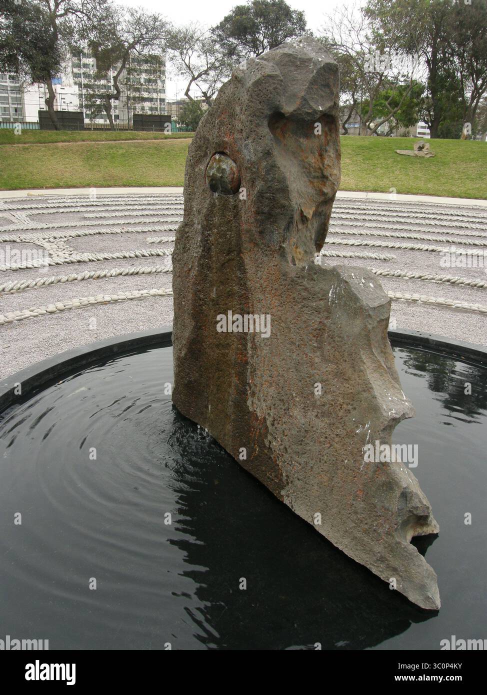 1 novembre 2011 - Lima, Lima, Pérou - ''L'œil qui pleut'' (El ojo que llora), par Lika Mutal, est un mémorial aux victimes de la violence terroriste et de la répression étatique pendant le conflit armé interne au Pérou entre 1980 et 2000. Il est entouré d'un labyrinthe circulaire de petites pierres dans lequel sont gravés les noms des victimes ainsi que leur date respective de décès ou de disparition. (Crédit image : © Carlos Garcia Granthon/ZUMA Wire) Banque D'Images