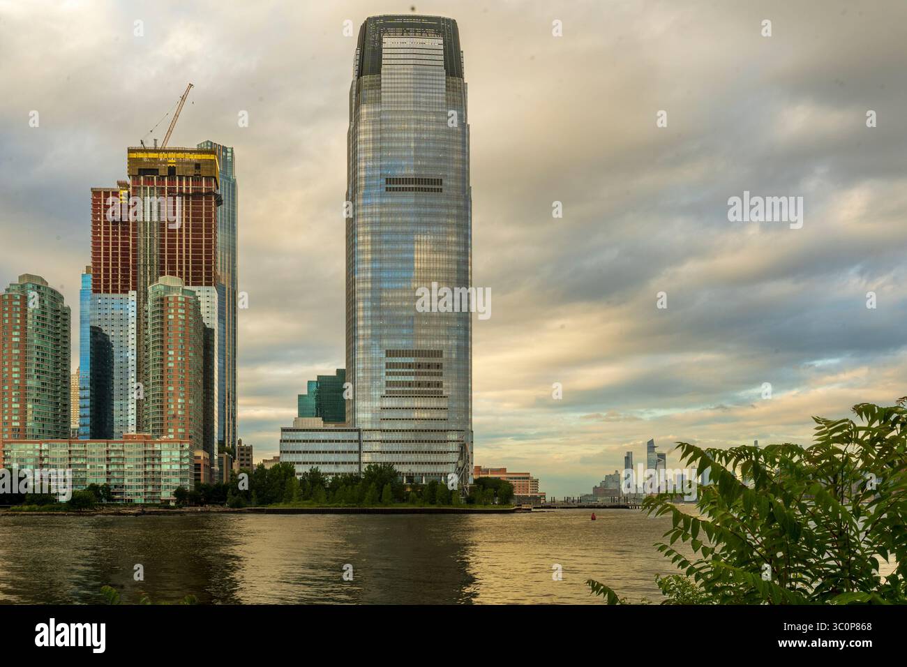 Jersey City, NJ - US - Jul 19, 2025 la tour Goldman Sachs, ou 30 Hudson Street, s'élève au-dessus du front de mer de Jersey City au crépuscule, sa façade en verre reflec Banque D'Images