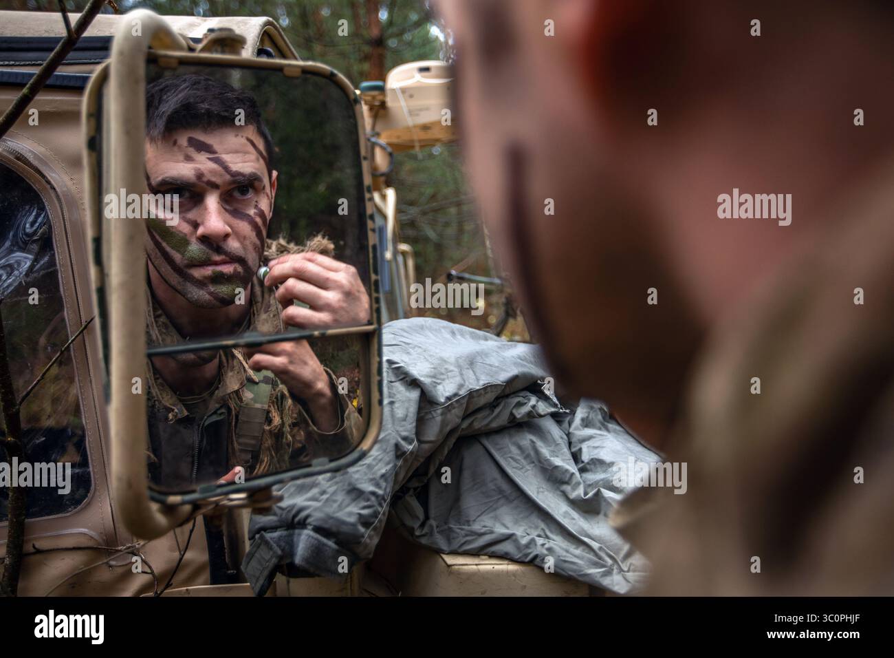 Le 14 novembre 2018 - Bemowo Piskie (Pologne) - le sergent Forrest Layton de l'armée américaine, un tireur d'élite américain affecté au groupement tactique Pologne, applique de la peinture faciale lors de l'exercice d'entraînement conjoint de l'OTAN, Anakonda-18 (AN-18), dans la zone d'entraînement de Bemowo Piskie (Pologne), 14 novembre. AN-18 est un exercice d’entraînement de 10 jours conçu pour renforcer l’interopérabilité entre les Nations participantes en élaborant des stratégies d’opérations défensives et d’exécution afin de mieux se préparer à toute forme de menace contre les alliés de l’OTAN. (Crédit image : © U.S. Army/ZUMA Wire/ZUMAPRESS.com) Banque D'Images