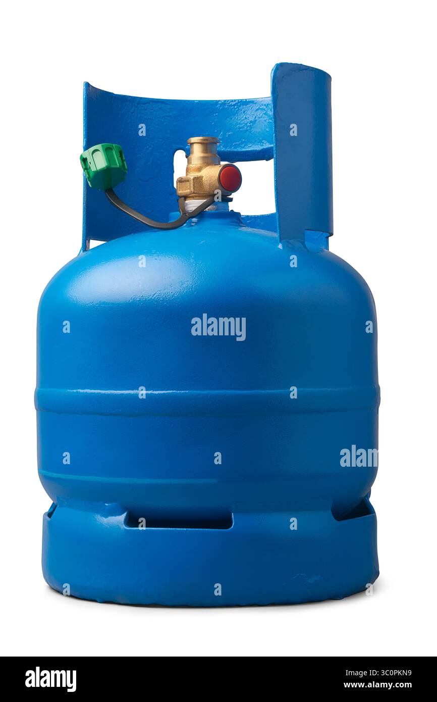 Petite bouteille de gaz domestique de GPL fond blanc isolé, réservoir de taille compacte bleu avec mécanisme de vanne utilisé pour la cuisson dans la cuisine à domicile, vue rapprochée Banque D'Images
