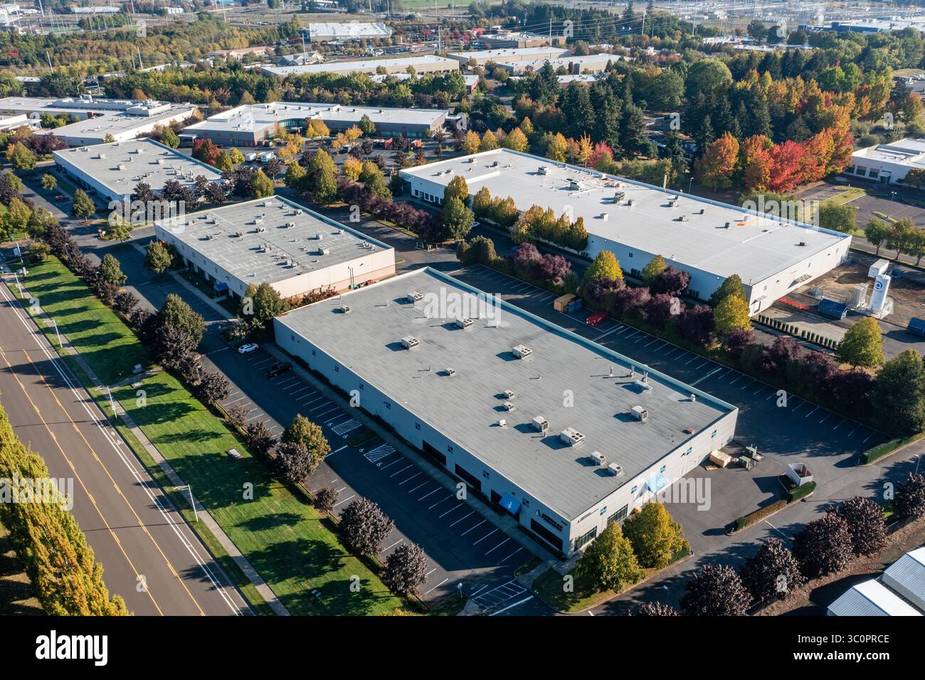 Hillsboro, OREGON, USA- 6 octobre 2024 - drone aérien photo d'une compagnie d'aviation commerciale bâtiments Aero Air et Global Aviation, capturée à l'automne. Banque D'Images