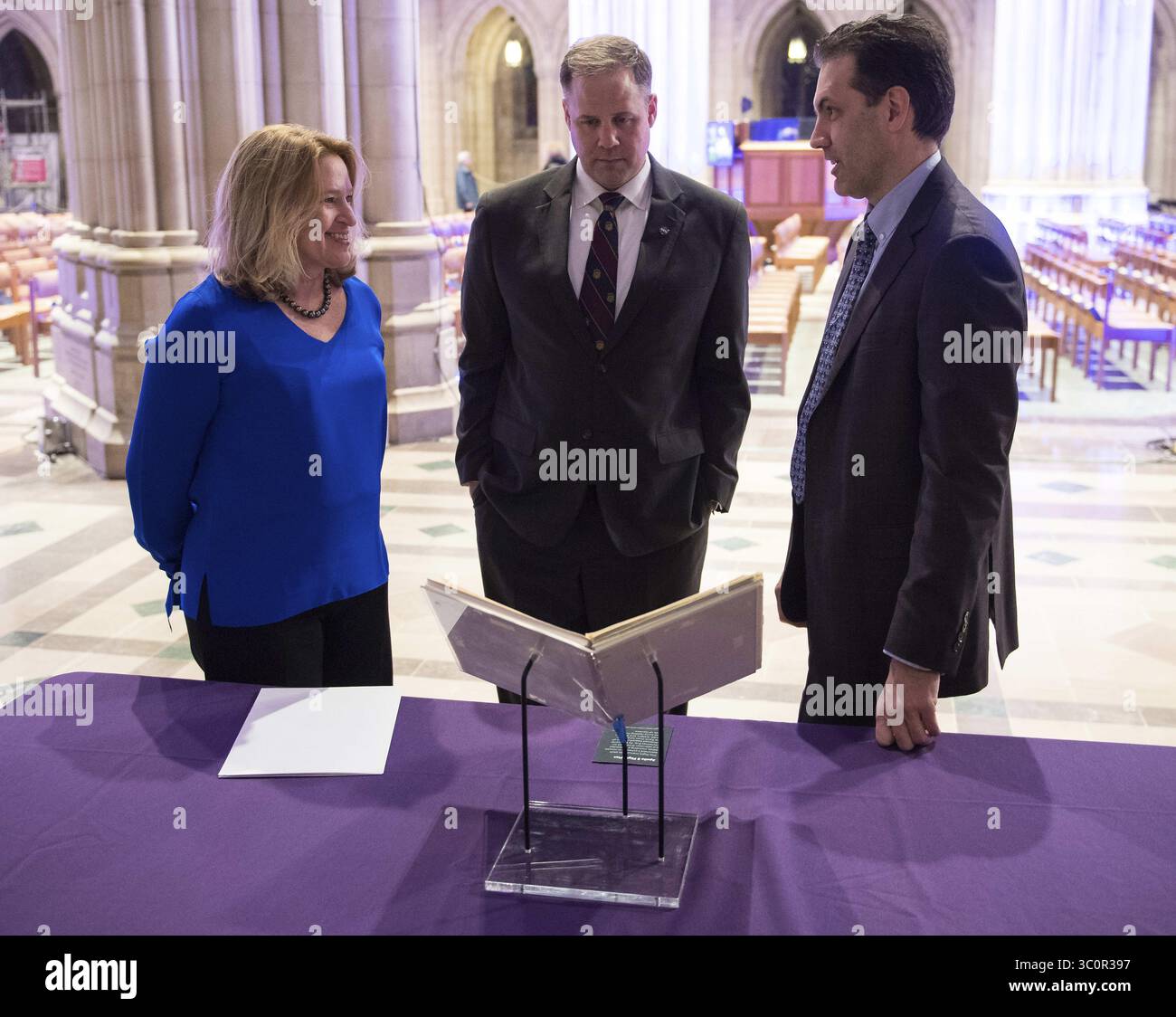 11 décembre 2018 - Washington, DC, États-Unis d'Amérique - Directrice du Smithsonian National Air and Space Museum Ellen Stofan, à gauche, administrateur de la NASA Jim Bridenstine, au centre, Andrew Johnston, du Chicago Adler Planétarium, voit le plan de vol de l'astronaute Jim Lovells Apollo 8 de la NASA exposé lors de l'événement Spirit of Apollo commémorant le 50e anniversaire d'Apollo 8 à la cathédrale nationale le 11 décembre 2018 à Washington DC. Apollo 8 a été le premier vol spatial habité sur la Lune et transportant les astronautes Frank Borman, Jim Lovell et William Anders en décembre 1968. (Crédit IM Banque D'Images