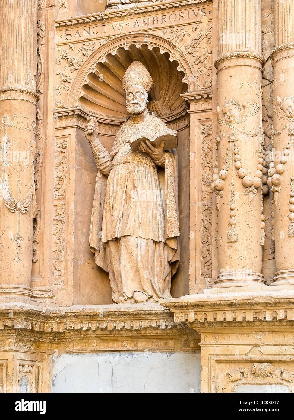 Palma de Majorque, Espagne - 12 juillet 2024 : Cathédrale, Basilique de Santa Maria de Mallorca. Statue du côté droit à la porte d'entrée principale de saint Ambrosius Banque D'Images