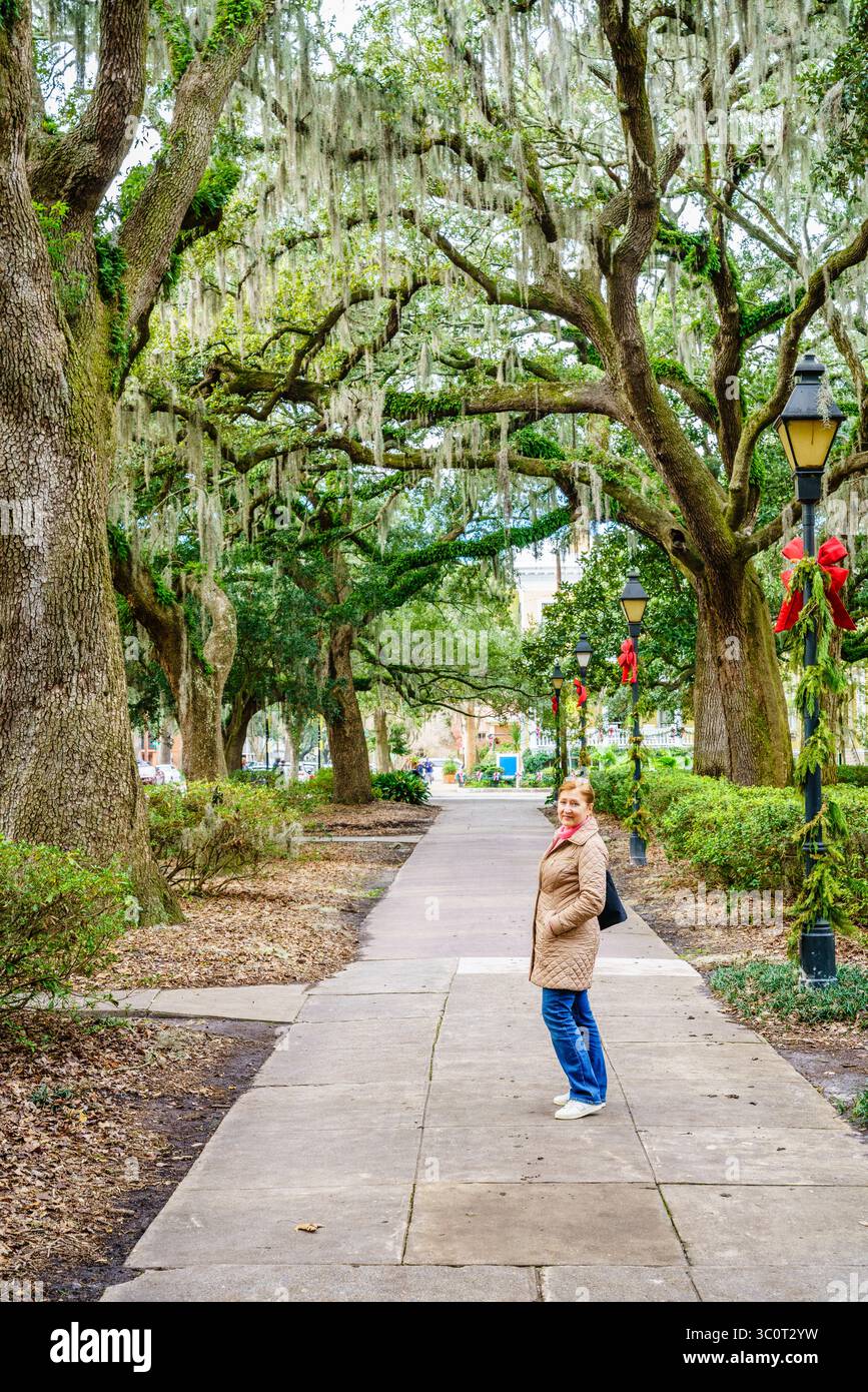 Une femme se tient debout dans une ruelle pittoresque de Forsyth Park à Savannah, Géorgie Banque D'Images