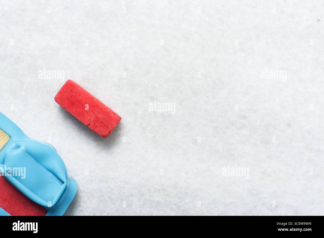 Vue aérienne de la pâte à biscuits au sucre rose vanille et fraise dans un moule en silicone, processus de fabrication de biscuits en damier Banque D'Images