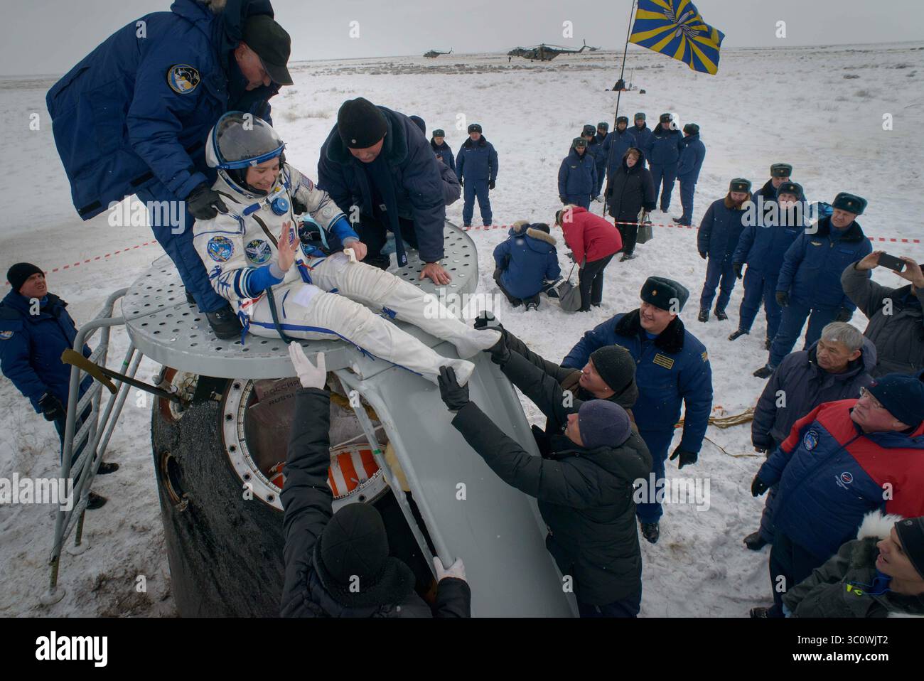20 décembre 2018 - Zhezkazgan, Kazakhstan - L'astronaute américaine Serena Aunon-Chancelière est aidée à sortir de la capsule Soyouz peu de temps après avoir atterri avec d'autres membres d'équipage de l'expédition 57 à bord du vaisseau Soyouz MS-09 le 20 décembre 2018 près de Zhezkazgan, au Kazakhstan. Serena Aunon-Chancelier, Alexander Gerst, et Sergey Prokopyev rentrent après 197 jours dans l'espace à bord de la Station spatiale internationale. (Crédit image : © Bill Ingalls via ZUMA Wire) Banque D'Images