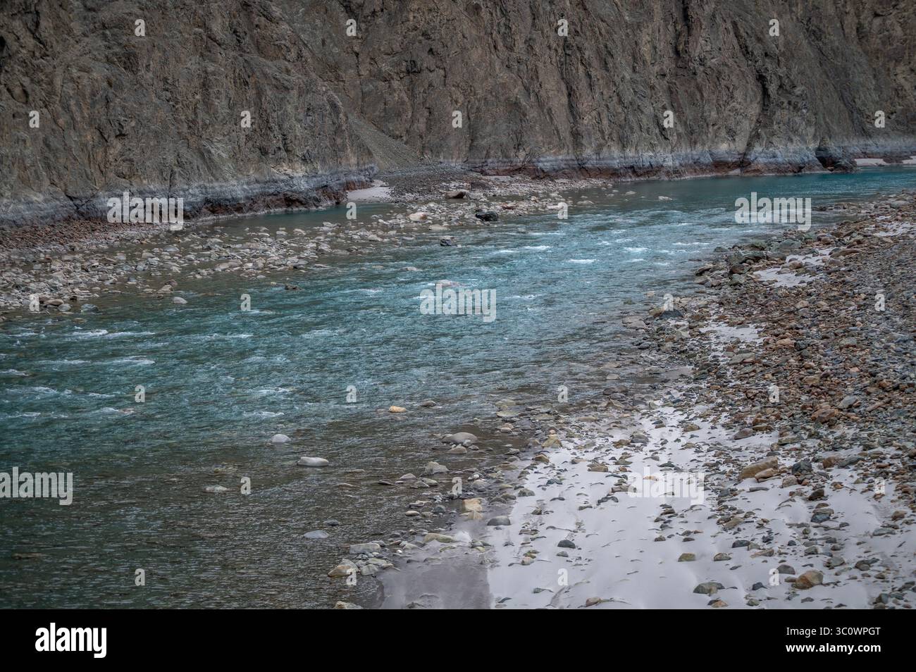 Rivière Shyok qui coule de l'Himalaya majestueux dans le Ladakh, Inde, avec une eau bleu clair, des montagnes époustouflantes et un paysage naturel à couper le souffle. Banque D'Images