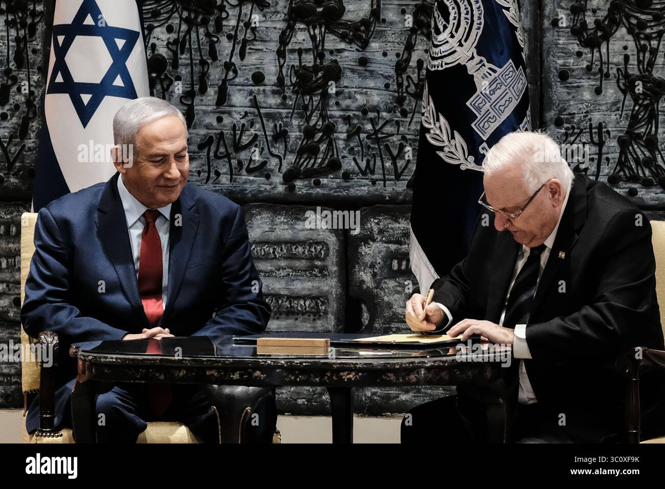 24 décembre 2018 - Jérusalem, Israël - le président REUVEN RIVLIN (à droite) et le premier ministre BENJAMIN NETANYAHU (à gauche) signent une lettre de nomination en tant que gouverneur de la Banque d'Israël et la présentent au professeur Amir Yaron lors d'une cérémonie à la résidence du président en présence du ministre des Finances Moshe Kahlon. (Crédit image : © Nir Alon/ZUMA Wire) Banque D'Images