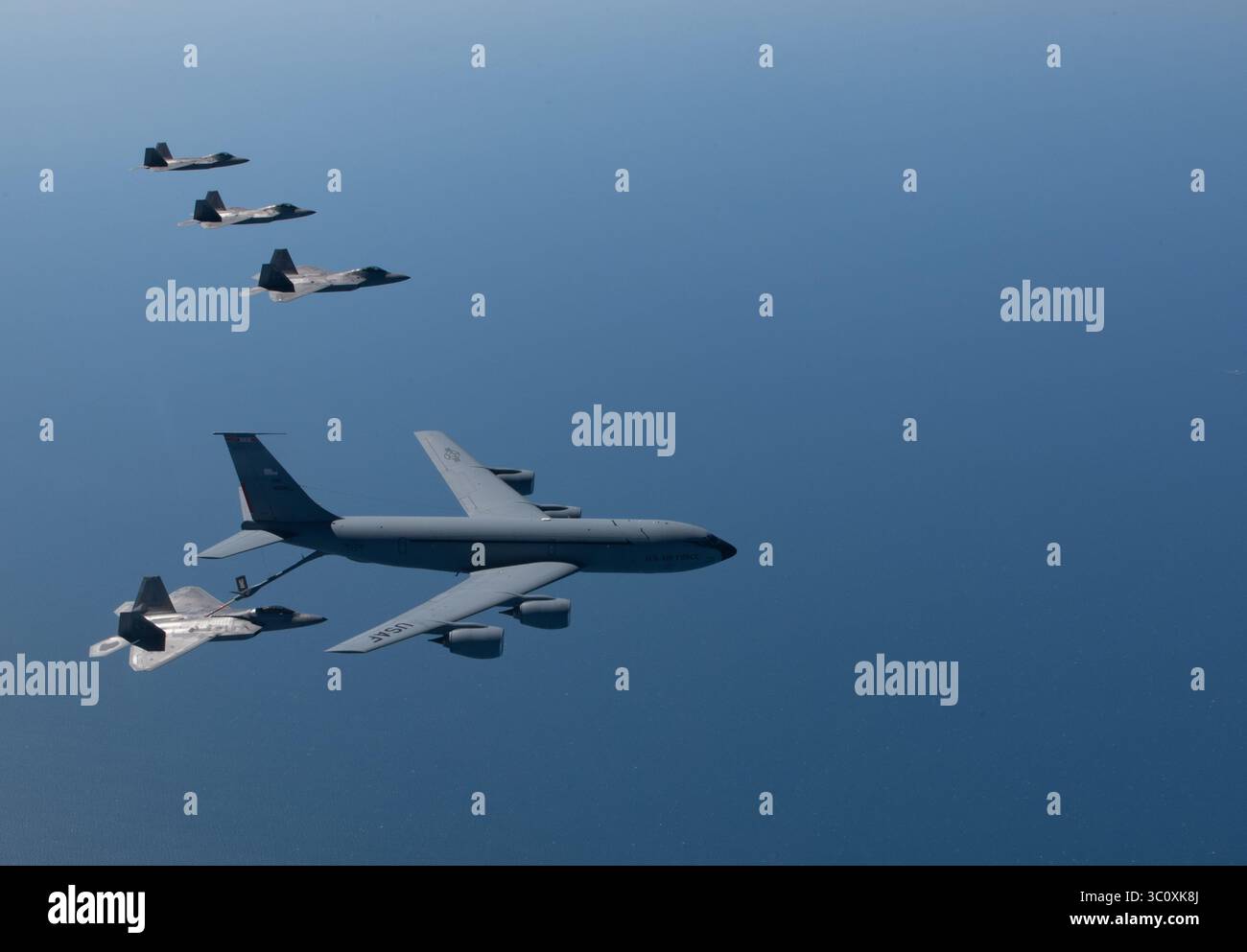 12 avril 2018 - Hampton, Virginie, États-Unis - Un KC-135 Stratotanker de la 121st Air ravitaillement Wing ravitaille les F-22 Raptors du 94th Fighter Squadron et du 27th FS au-dessus de l'océan Atlantique, le 12 avril 2018. Le 94th FS et le 27th FS sont les escadrons de chasse de la 1st Fighter Wing à joint base Langley-Eustis, en Virginie et le 121st ARW est de la base de la Garde nationale aérienne de Rickenbacker, Ohio. (Crédit image : © U.S. Air Force/ZUMA Wire/ZUMAPRESS.com) Banque D'Images