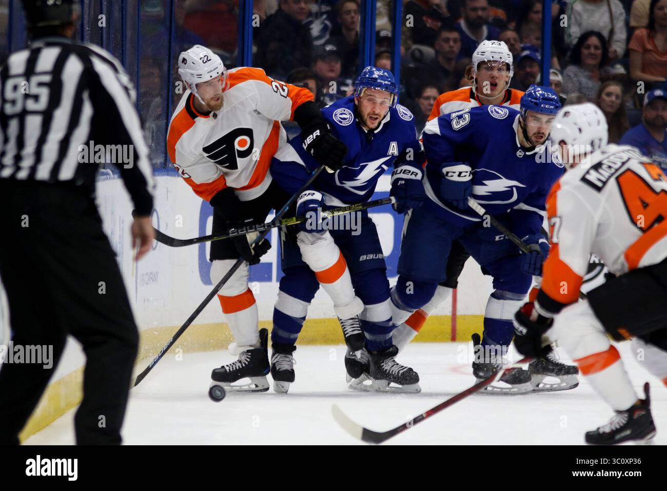 27 décembre 2018 - Tampa, Floride, É.-U. - DOUGLAS R. CLIFFORD | Times .Tampa Bay Lightning aile droite Ryan Callahan (24) et le centre Lightning de Tampa Bay Cedric Paquette (13) travaillent pour faire avancer la rondelle avec l'aile droite des Flyers de Philadelphie Dale Weise (22) et le défenseur des Flyers de Philadelphie Andrew MacDonald (47) lors de la première période du match de jeudi (27/12/18) entre le Lightning de l'Amalie Arena. (Crédit image : © Douglas R. Clifford/Tampa Bay Times via ZUMA Wire) Banque D'Images