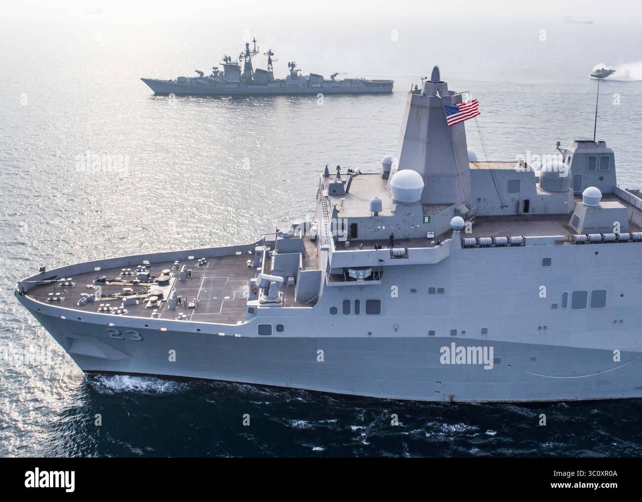 26 décembre 2018 - USS Anchorage, Océan Indien - le destroyer INS Rajput, TOP, navigue aux côtés du navire de transport amphibie USS Anchorage de classe San Antonio de l'US Navy lors d'exercices de coopération avec le 26 décembre 2018 dans l'Océan Indien. (Crédit image : © Ryan M. Breeden via ZUMA Wire) Banque D'Images