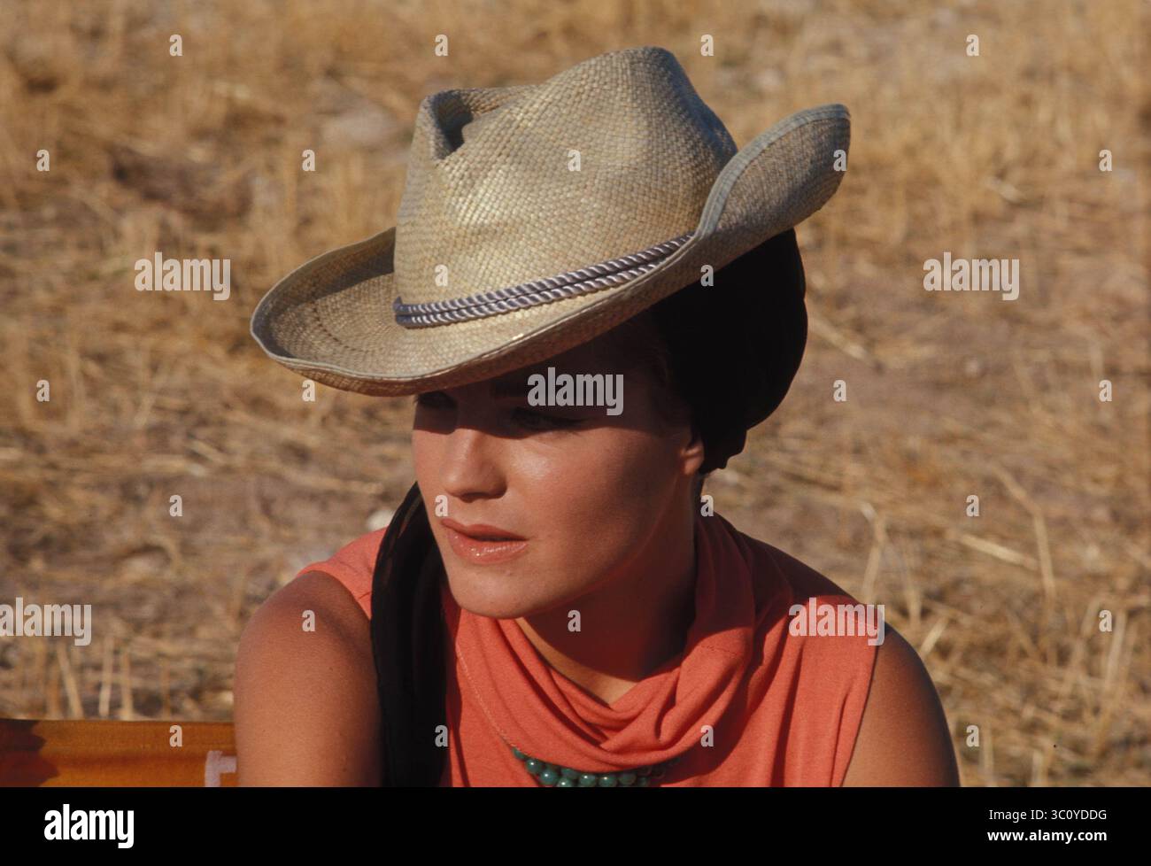 Années 1960 - date exacte inconnue - ROMY SCHNEIDER (23 septembre 1938 C 29 mai 1982) était une actrice de cinéma née à Vienne qui détenait la citoyenneté allemande et française. Elle a commencé sa carrière dans le genre Heimatfilm allemand au début des années 1950 à l'âge de 15 ans. De 1955 à 1957, elle incarne le personnage central de l'impératrice Élisabeth d'Autriche dans la trilogie autrichienne Sissi. Schneider a déménagé en France où elle a réalisé des films à succès et acclamés par la critique avec certains des réalisateurs les plus remarquables de cette époque.(Credit image : © Globe photos/ZUMAPRESS.com) Banque D'Images