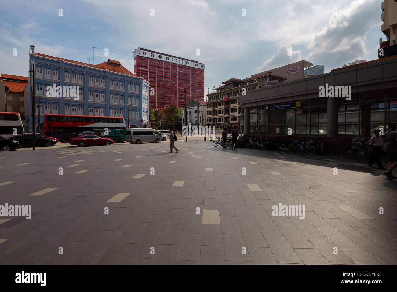 Vue panoramique sur Chinatown, Singapour, avec l'architecture emblématique de Shophouse, station MRT, infrastructure urbaine. Culturel, paysage urbain scène de voyage rue. Banque D'Images