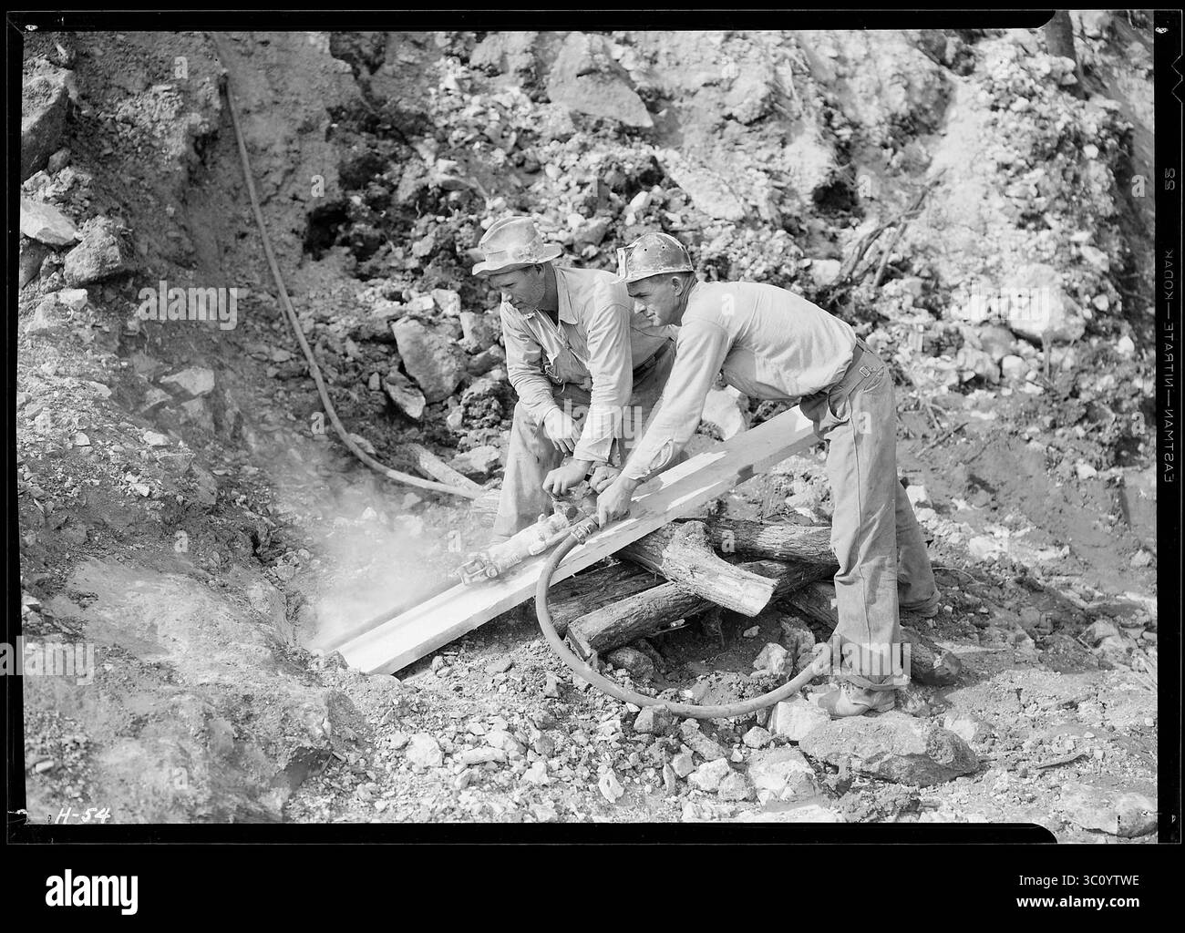 Forage pour un tir dans un rocher sur la chaussée du barrage Norris.' 1933 Banque D'Images