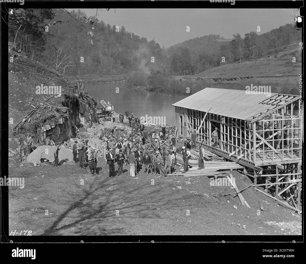 'Un groupe de travailleurs devant l'entrepôt partiellement construit juste en dessous du site du barrage Norris - Tennessee US, USA, Banque D'Images