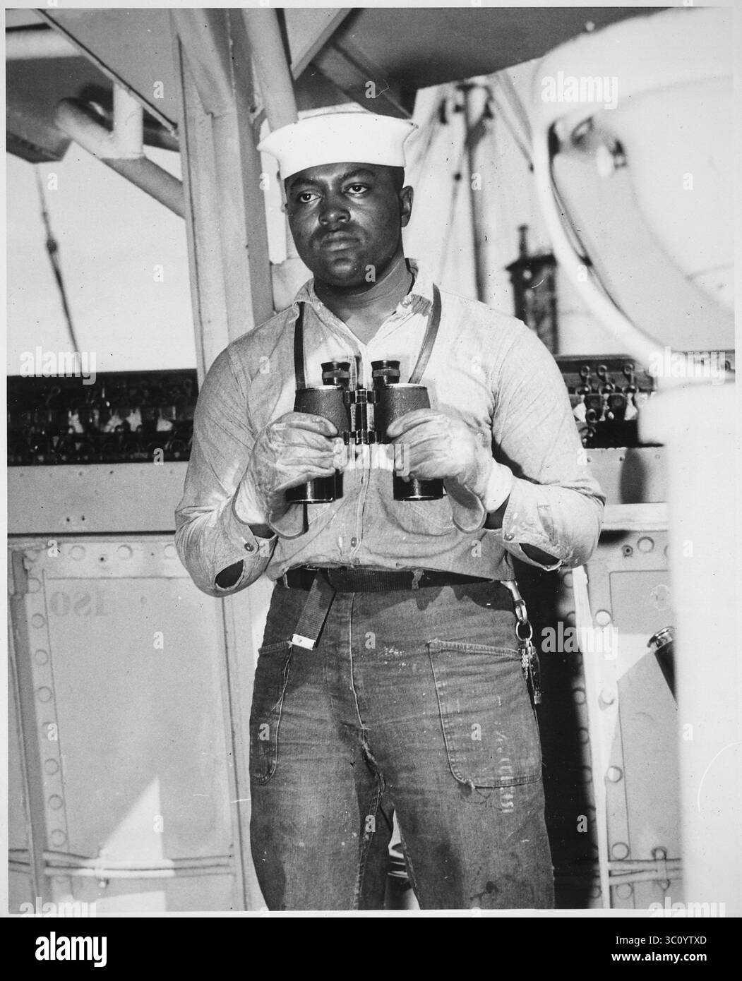 'Regardant vers la mer depuis le pont de signalisation est Napoléon Reid, matelot 2-c., USNR, debout sur guetteur sur un navire 1945 WWII, afro-américain Banque D'Images