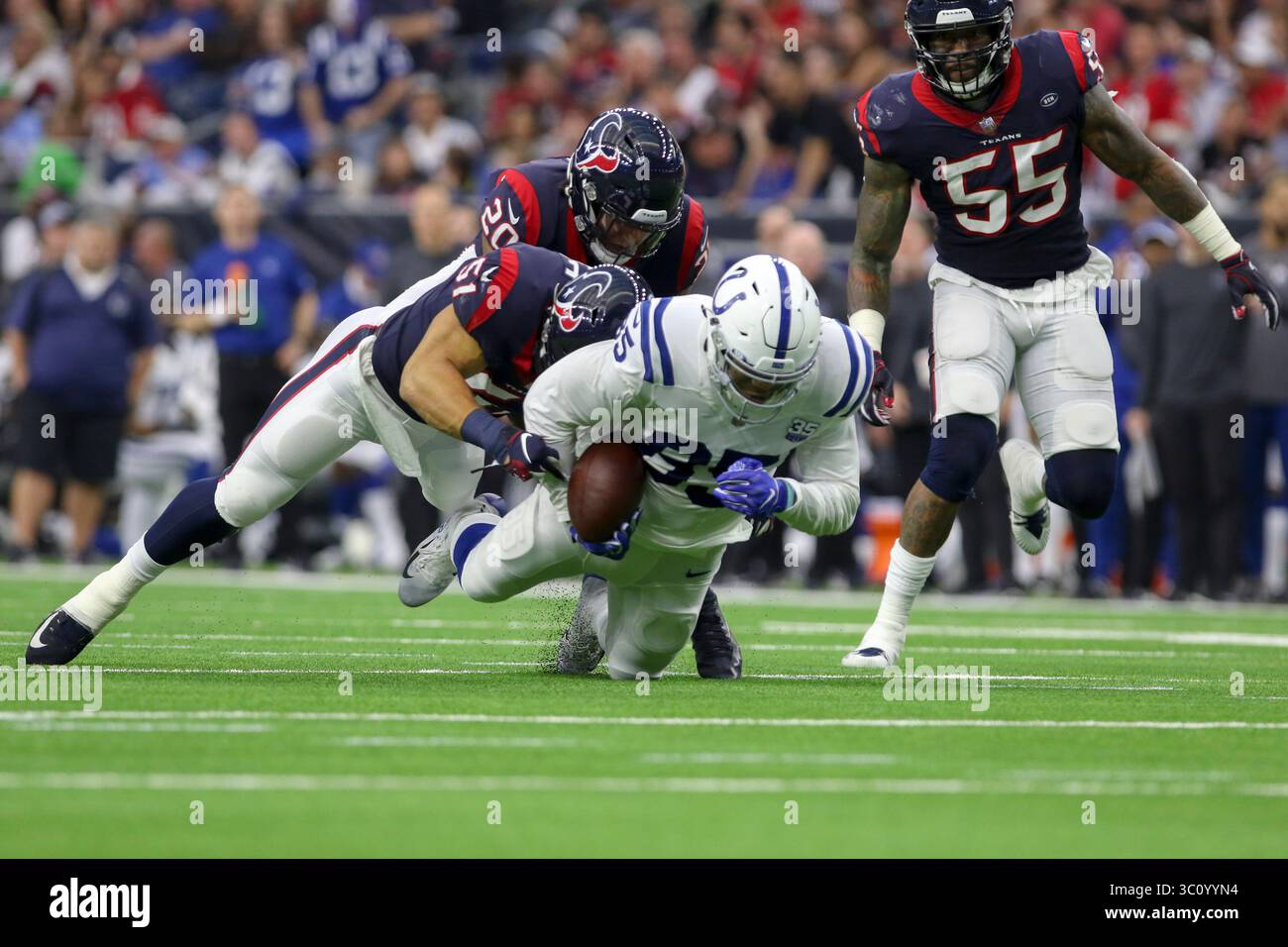 5 janvier 2019 : le Tight End Eric Ebron (85 ans) des Colts d'Indianapolis est attaqué par le linebacker des Houston Texans Dylan Cole (51 ans) au deuxième quart-temps lors du match de wildcard de l'AFC au NRG Stadium de Houston, Texas. John Glaser/CSM.(image de crédit : &copy ; John Glaser/CSM via ZUMA Wire) Banque D'Images