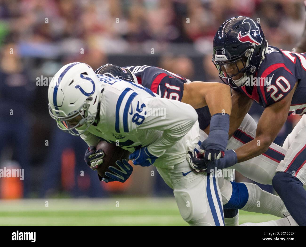 5 janvier 2019 - Houston, Texas, États-Unis - le collant des Colts d'Indianapolis Eric Ebron (85) fait la 3 prise sous la pression des Texans de Houston Justin Reid (20) et le linebacker Dylan Cole (51) pendant le match entre les Texans de Houston et les Colts d'Indianapolis au NRG Stadium de Houston, Texas. À la mi-temps, les Colts devancent les Texans 21-0 (crédit image : © Maria Lysaker/ZUMA Wire) Banque D'Images