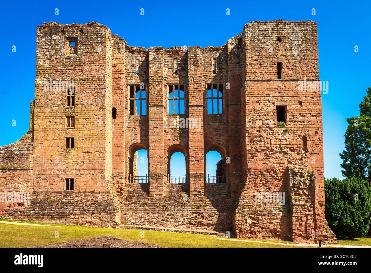 Vue avant du donjon, château de Kenilworth, Warwickshire, Royaume-Uni par une journée ensoleillée Banque D'Images