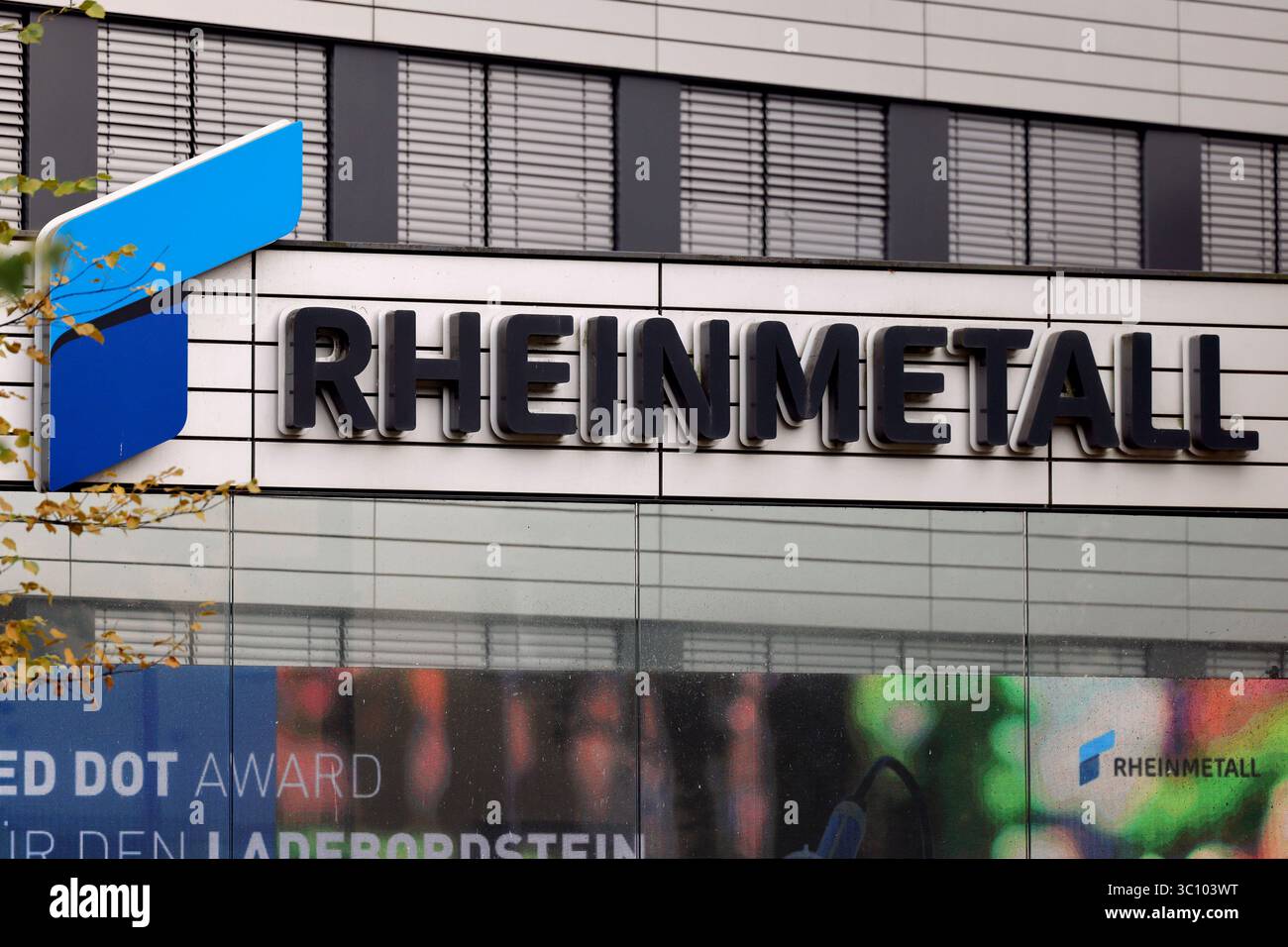 DAS Rheinmetall-logo auf dem Gebäude der Rheinmetall AG. Der Düsseldorfer Rüstungskonzern und Automobilzulieferer für 300 Millionen Euro eine neue Munitionsfabrik à Unterlüß Landkreis celle bauen. Themenbild, Symbolbild Düsseldorf, 21.07.2025 NRW Deutschland *** le logo Rheinmetall sur le bâtiment Rheinmetall AG le fabricant d'armes et équipementier automobile de Düsseldorf prévoit de construire une nouvelle usine de munitions à Unterlüß dans le district de celle pour 300 millions d'euros image thématique, image symbolique Düsseldorf, 21 07 2025 NRW Allemagne Copyright : xChristophxHardtx Banque D'Images