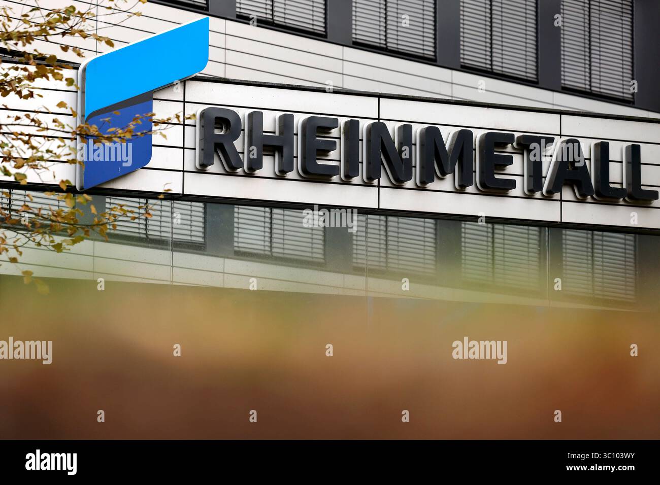 DAS Rheinmetall-logo auf dem Gebäude der Rheinmetall AG. Der Düsseldorfer Rüstungskonzern und Automobilzulieferer für 300 Millionen Euro eine neue Munitionsfabrik à Unterlüß Landkreis celle bauen. Themenbild, Symbolbild Düsseldorf, 21.07.2025 NRW Deutschland *** le logo Rheinmetall sur le bâtiment Rheinmetall AG le fabricant d'armes et équipementier automobile de Düsseldorf prévoit de construire une nouvelle usine de munitions à Unterlüß dans le district de celle pour 300 millions d'euros image thématique, image symbolique Düsseldorf, 21 07 2025 NRW Allemagne Copyright : xChristophxHardtx Banque D'Images