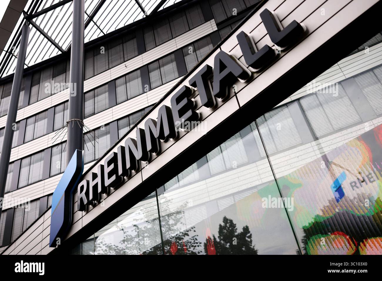 DAS Rheinmetall-logo auf dem Gebäude der Rheinmetall AG. Der Düsseldorfer Rüstungskonzern und Automobilzulieferer für 300 Millionen Euro eine neue Munitionsfabrik à Unterlüß Landkreis celle bauen. Themenbild, Symbolbild Düsseldorf, 21.07.2025 NRW Deutschland *** le logo Rheinmetall sur le bâtiment Rheinmetall AG le fabricant d'armes et équipementier automobile de Düsseldorf prévoit de construire une nouvelle usine de munitions à Unterlüß dans le district de celle pour 300 millions d'euros image thématique, image symbolique Düsseldorf, 21 07 2025 NRW Allemagne Copyright : xChristophxHardtx Banque D'Images