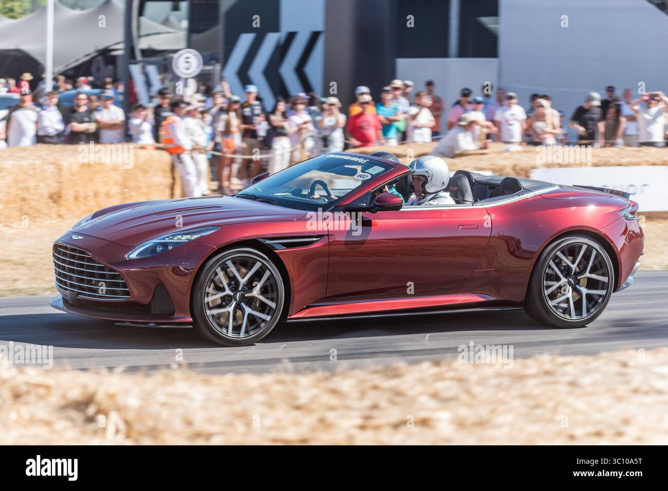 Aston Martin DB12 volante grand randonneur conduisant sur la piste de montée de colline au Goodwood Festival of Speed 2025 Motorsport & Motoring Event Banque D'Images