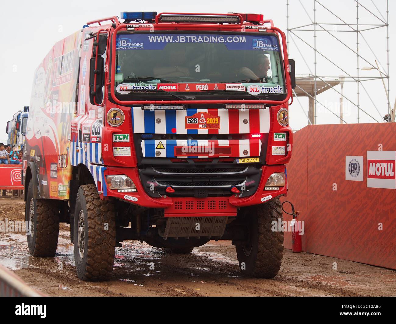 6 janvier 2019 - Lima, Lima, Pérou - sur le podiumDAF Truck 528, Richard de Groot, Jan Hulsebosch et Raph Van Den Elshout des pays-Bas, pompiers Dakar Team, lors du départ du Dakar 2019, devant l'étape 1 du rallye, Lima-Pisco. Le rallye Dakar se déroule cette année à 100% au Pérou. (Crédit image : © Carlos Garcia Granthon/ZUMA Wire) Banque D'Images