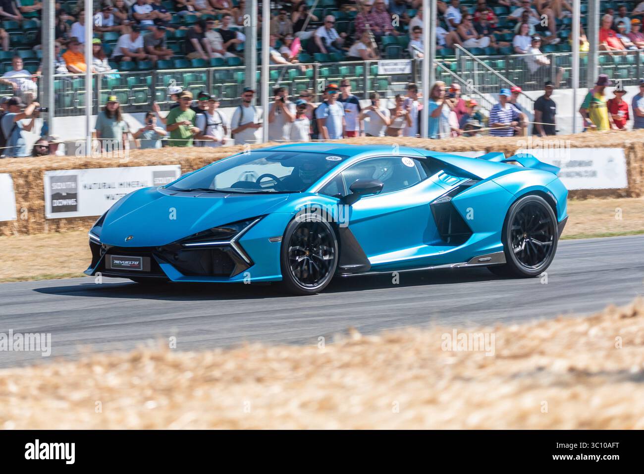 Voiture de sport hybride Lamborghini Revuelto conduisant sur la piste de montée de colline au Goodwood Festival of Speed 2025 Motorsport & Motoring Event Banque D'Images