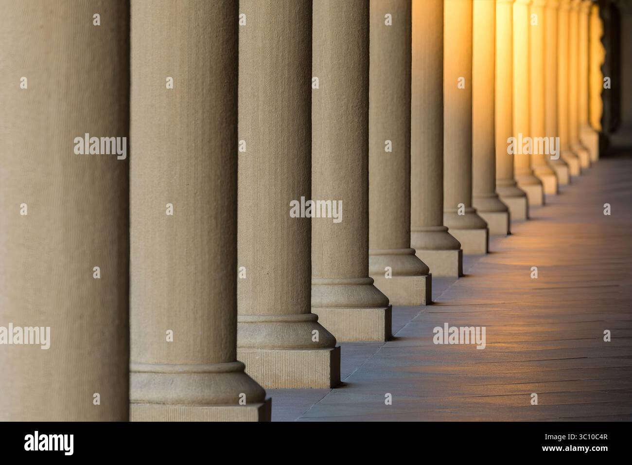 Dernière lumière sur la Collonade de Cloister à l'Université de Stanford, Californie. Banque D'Images Dernière lumière sur la Collonade de Cloister à l'Université de Stanford, Californie. Banque D'Images