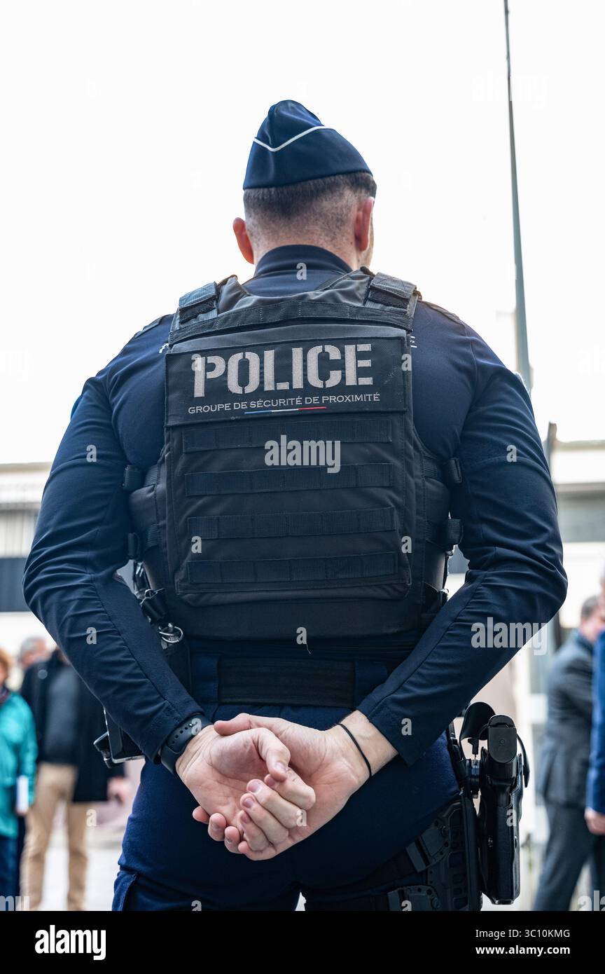 Valence (Sud-est de la France), 8 novembre 2024 : arrivée de nouveaux membres de la police nationale. Policier vu de derrière. Police locale Banque D'Images